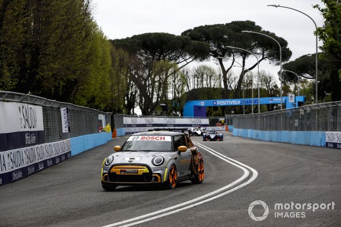 El Safety Car por delante de la parrilla