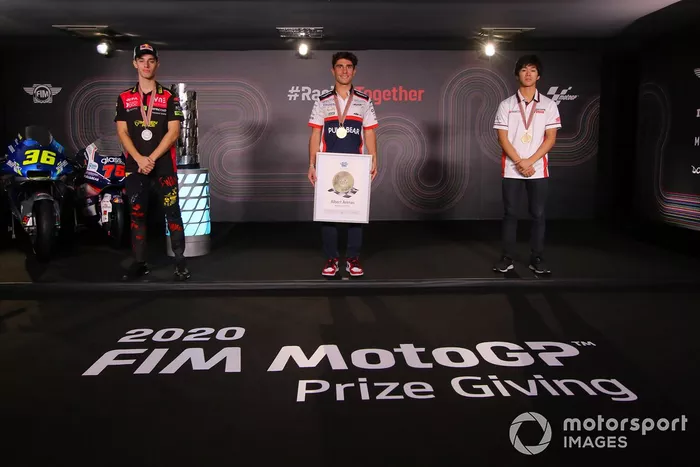 Campeón del mundo 2020 de Moto3,  Albert Arenas, Aspar Team, con el segundo, Tony Arbolino, Snipers Team, y el tercero Ai Ogura, Honda Team Asia