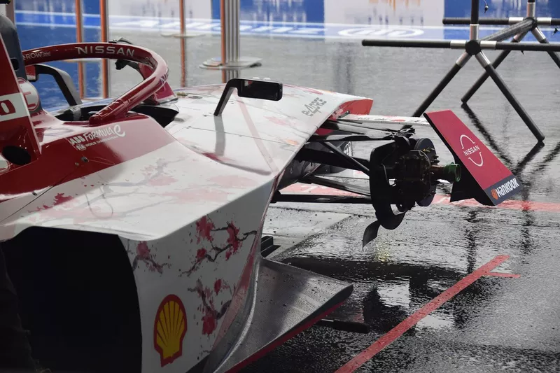 タイヤが外されたマシン。この後、カウルが外されパワートレインが露わになったものの、当然写真はNG