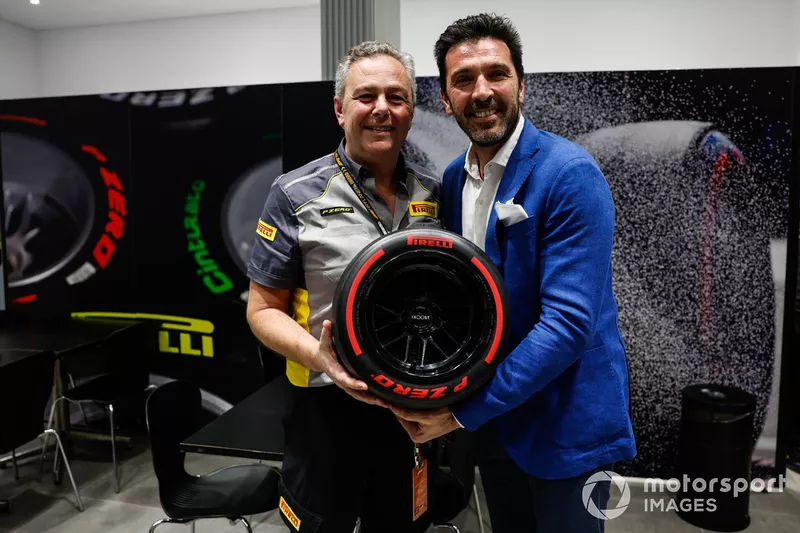 L'ancien gardien de but Gianluigi Buffon et Mario Isola, Racing Manager, Pirelli Motorsport, avec le Pirelli Pole Position Award