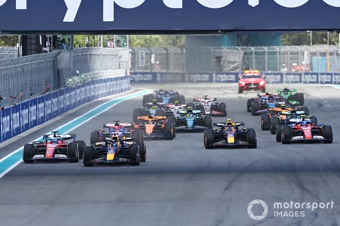 Max Verstappen, Red Bull Racing RB20, lidera a Charles Leclerc, Ferrari SF-24, Daniel Ricciardo, VCARB 01, Sergio Pérez, Red Bull Racing RB20, Carlos Sainz, Ferrari SF-24, y el resto de la parrilla al inicio de la carrera Sprint.