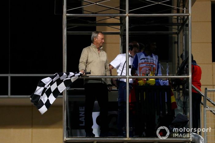 La bandera a cuadros ondea al final de la carrera