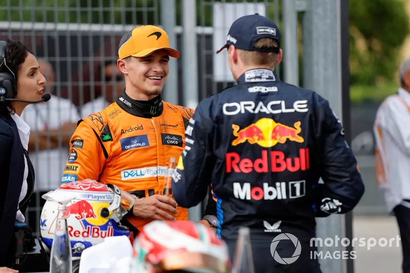 Lando Norris, McLaren F1 Team, 2e position, Max Verstappen, Red Bull Racing, 1re position, s'entretiennent au Parc Ferme.