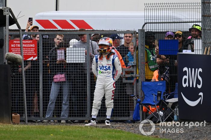 Yuki Tsunoda, Visa Cash App RB F1 Team, se aparta tras hacer un trompo en la grava durante la FP1