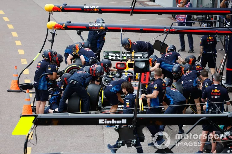 Arrêt au stand de Max Verstappen, Red Bull Racing RB20, lors de la FP1