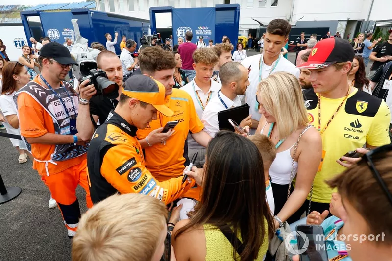 Lando Norris, de l'écurie McLaren F1 Team, signe des autographes pour les fans.