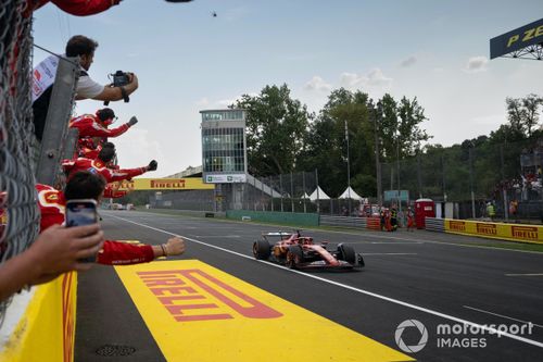 Membros da equipa da Scuderia Ferrari festejam quando Charles Leclerc, Ferrari SF-24, 1ª posição, cruza a linha de chegada