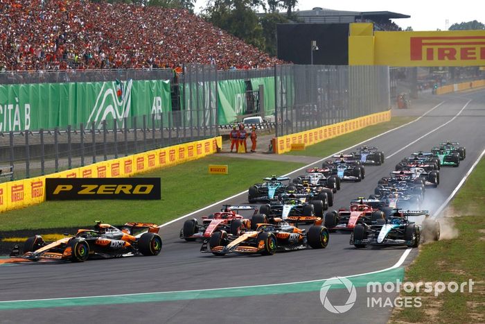 Lando Norris, McLaren MCL38, Oscar Piastri, McLaren MCL38, George Russell, Mercedes F1 W15, Charles Leclerc, Ferrari SF-24, Carlos Sainz, Ferrari SF-24, Lewis Hamilton, Mercedes F1 W15, el resto del pelotón a través de la primera chicane.