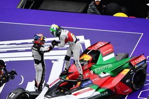 Sébastien Buemi, Nissan e.Dams, congratulates Lucas Di Grassi, Audi Sport ABT Schaeffler, in Parc Ferme after the race