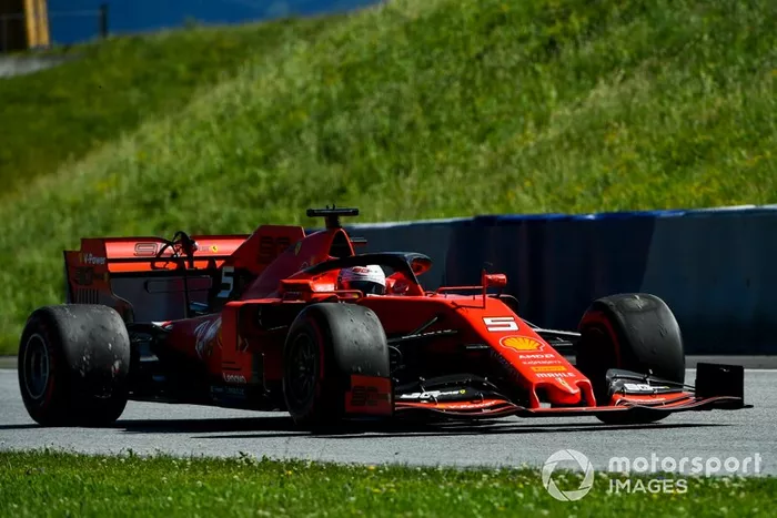 Sebastian Vettel, Ferrari SF90, torna lentamente ai box, dopo un'escursione fuori pista