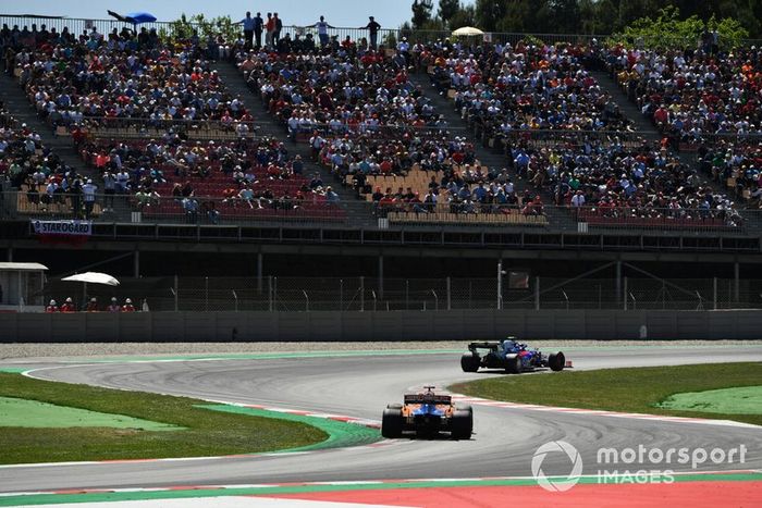 Alexander Albon, Toro Rosso STR14, y Carlos Sainz Jr., McLaren MCL34