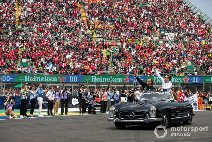 Lewis Hamilton, Mercedes AMG, George Russell, Mercedes AMG, saluda a los aficionados