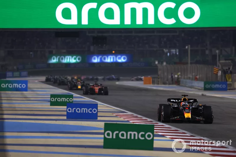 Max Verstappen, Red Bull Racing RB19, precede Charles Leclerc, Ferrari SF-23, e Sergio Perez, Red Bull Racing RB19