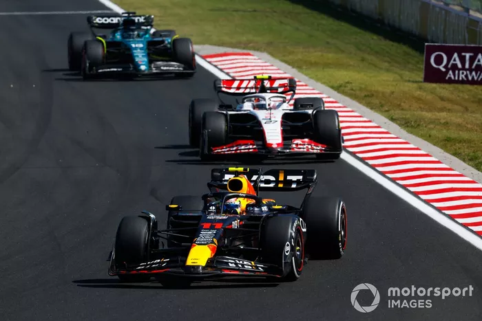Sergio Pérez, Red Bull Racing RB19, Nico Hulkenberg, Haas VF-23, Lance Stroll, Aston Martin AMR23.