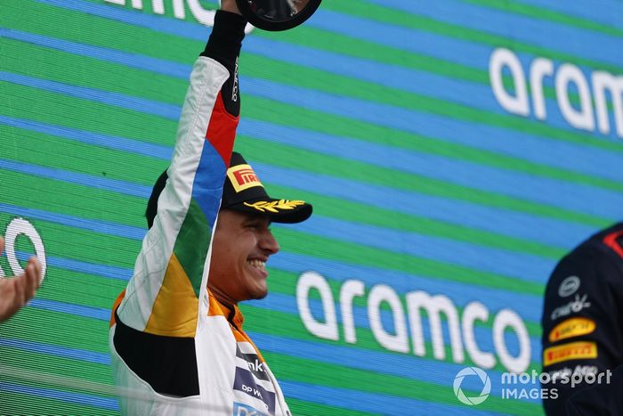 Lando Norris, McLaren, 2ª posición, levanta su trofeo