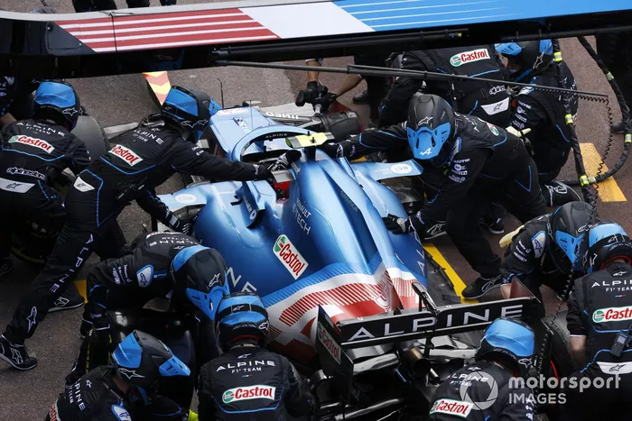 Esteban Ocon, Alpine A521, pit stop