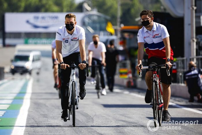 Mick Schumacher, Haas F1 en bicicleta