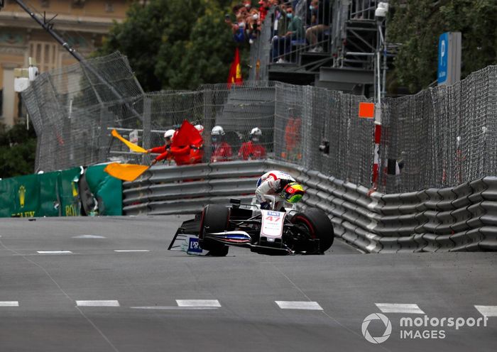 Mick Schumacher, Haas VF-21, choca en la FP3