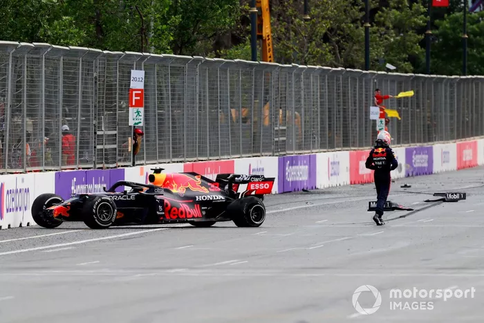 Max Verstappen, Red Bull Racing RB16B, se aleja tras chocar