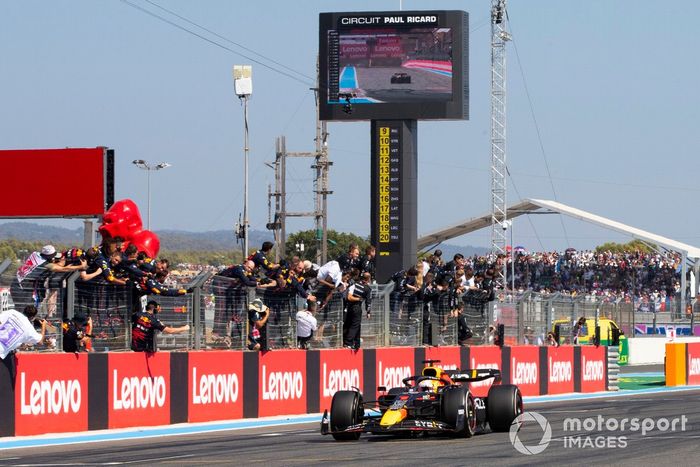 Max Verstappen, Red Bull Racing RB18, 1ª posición, cruza la línea de meta y se lleva la victoria para alegría de su equipo en el muro de boxes