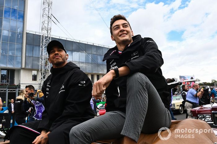 George Russell, Mercedes-AMG, Lewis Hamilton, Mercedes-AMG, en el desfile de pilotos