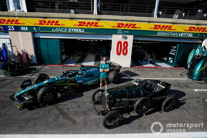 Sebastian Vettel, Aston Martin, posa con el Aston Martin AMR22 y el Green Pea TT1 de 1922