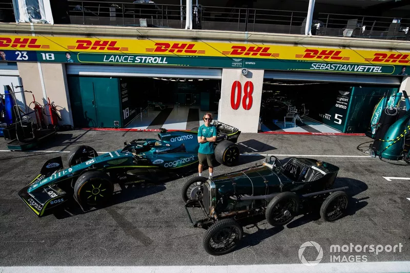 Sebastian Vettel, Aston Martin, di fianco all'Aston Martin AMR22 e alla Grean Pea TT1 del 1922.