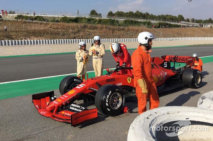 Sebastian Vettel, Ferrari SF90 detenido a un lado de la pista
