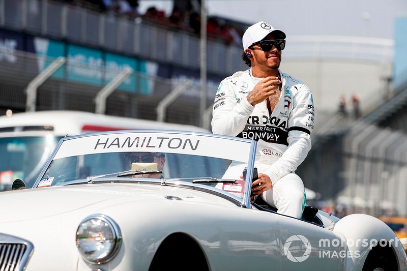 Lewis Hamilton, Mercedes AMG F1, en el desfile de pilotos