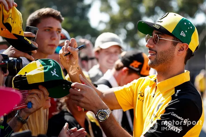 Daniel Ricciardo, Renault F1 Team, firma autografi ai tifosi