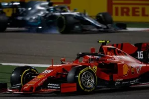 Charles Leclerc, Ferrari SF90, voor Valtteri Bottas, Mercedes AMG W10