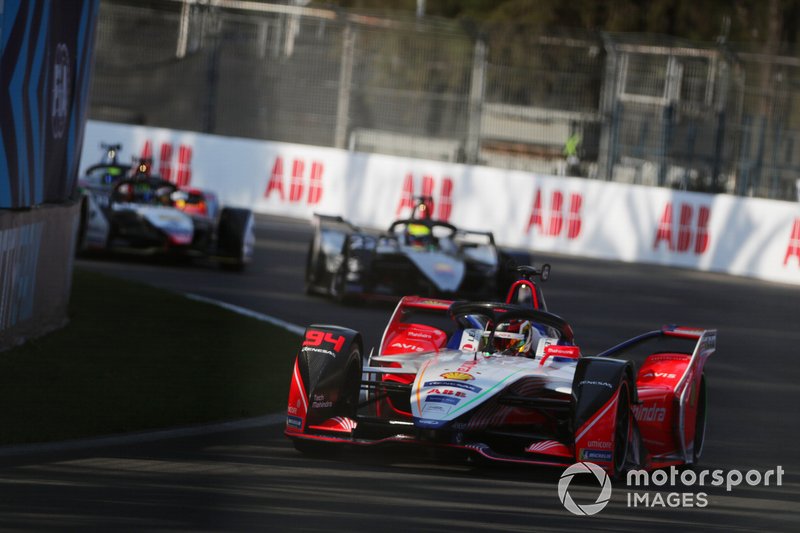 Pascal Wehrlein, Mahindra Racing, M5 Electro, precede Oliver Rowland, Nissan e.Dams, Nissan IMO1, e Lucas Di Grassi, Audi Sport ABT Schaeffler, Audi e-tron FE05