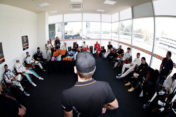 Fredrik Johnsson habla con los pilotos