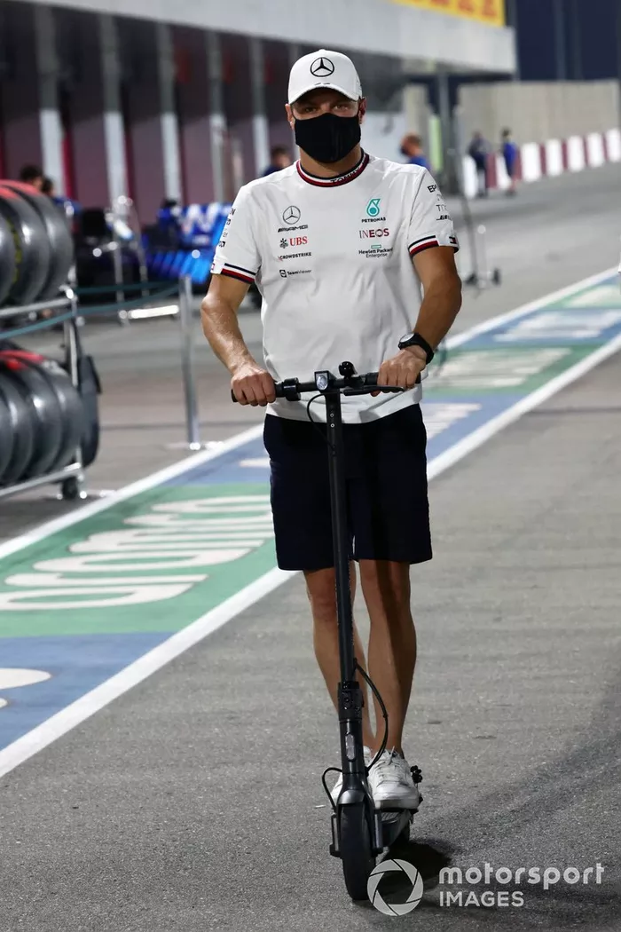 Valtteri Bottas, Mercedes recorre la pista en patinete