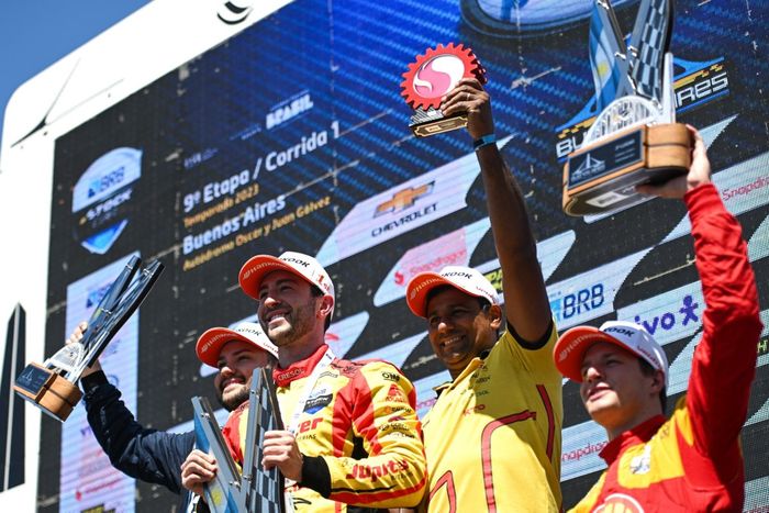 Pilotos no pódio da primeira corrida