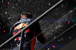 Max Verstappen, Red Bull Racing, 1ª posición, lo celebra en el podio con champán
