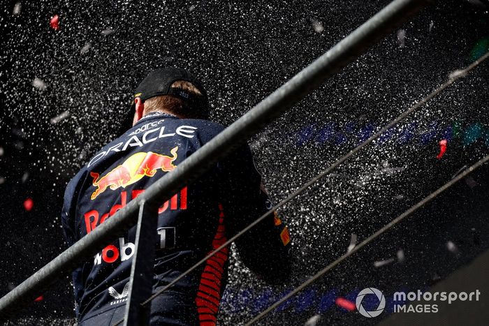 Max Verstappen, Red Bull Racing, 1ª posición, lo celebra en el podio con champán
