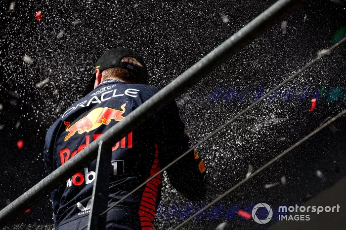 Max Verstappen, Red Bull Racing, 1ª posición, lo celebra en el podio con champán