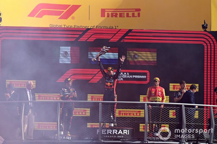 Max Verstappen, Red Bull Racing, 1ª posición, levanta el trofeo de ganador