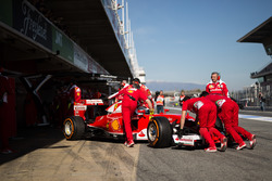 Sebastian Vettel, Ferrari SF16-H in the pits