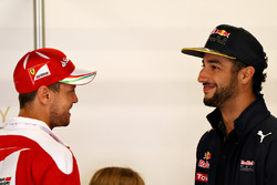 Себастьян Феттель, Scuderia Ferrari говорить з Даніелем Ріккардо, Red Bull Racing
