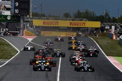 El arranque, Nico Rosberg, Mercedes AMG F1 Team y Lewis Hamilton, Mercedes AMG F1 Team