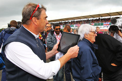 Nigel Mansell, commissaire pilote FIA, et Bernie Ecclestone