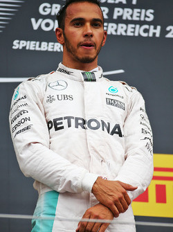 Переможець гонки Льюїс Хемілтон, Mercedes AMG F1 святкує на подіумі