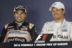 (Da Sx aDx): il secondo qualificato Sergio Perez, Sahara Force India F1 e il poleman Nico Rosberg, M