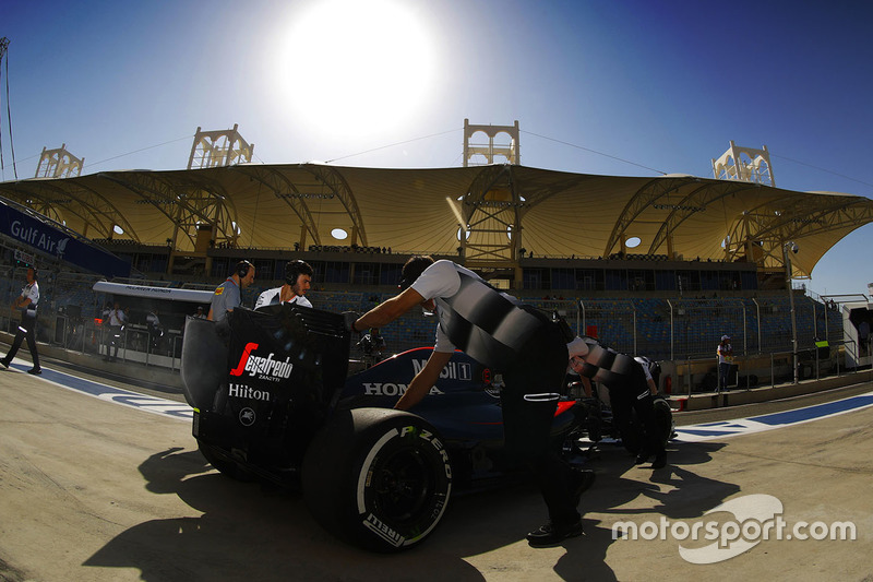 Stoffel Vandoorne, McLaren MP4-31 dans les stands