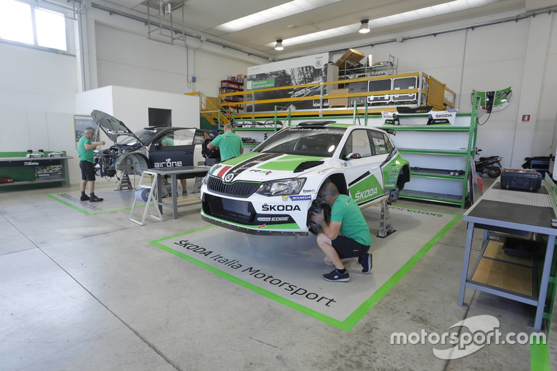 Meccanici Skoda a lavoro sulla Fabia R5