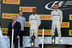 Podium: Vladimir Putin, Russian Federation President, winner Nico Rosberg, Mercedes AMG F1 Team, sec