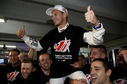 Чемпіон Марко Віттман, BMW Team RMG? святкуває з командою