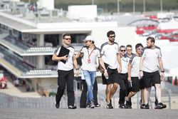 Esteban Gutiérrez, Haas F1 Team camina por el circuito con el equipo